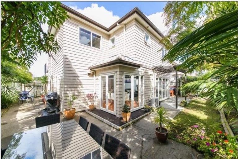 Photo of property in 4 Bordeaux Parade, Te Atatu South, Auckland, 0610