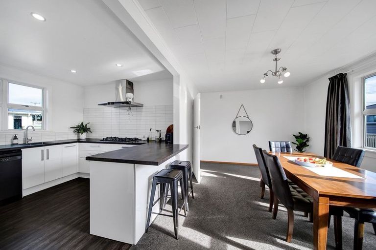 Photo of property in 11 Manawapou Road, Hawera, 4610