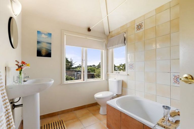 Photo of property in 19a Old Lake Road, Narrow Neck, Auckland, 0624