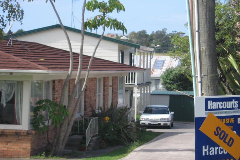 Photo of property in 2/17 Woodall Place, Totara Vale, Auckland, 0627