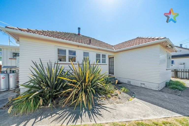 Photo of property in 4 Deans Grove, Taita, Lower Hutt, 5011