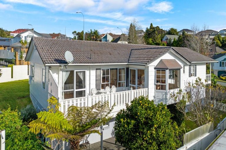 Photo of property in 2 Ravenstone Place, Chatswood, Auckland, 0626