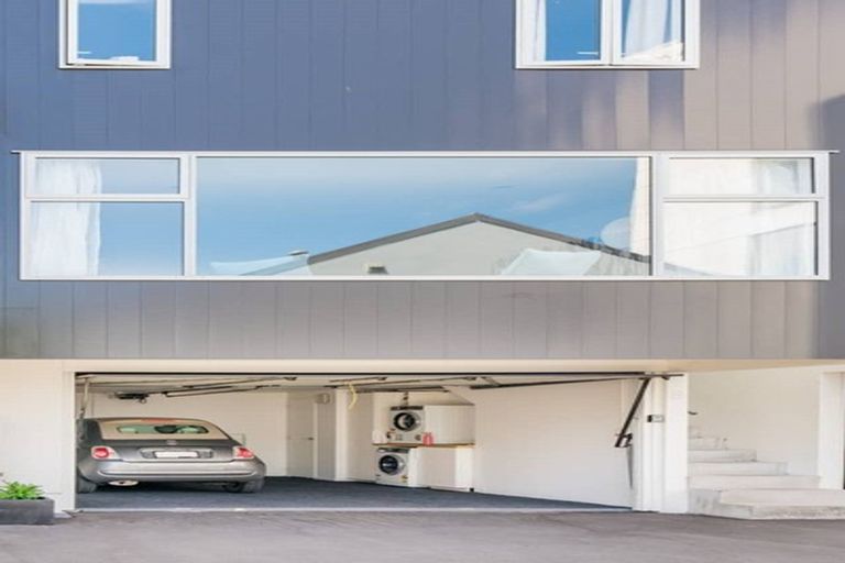 Photo of property in 35 Garreg Road, Fendalton, Christchurch, 8052