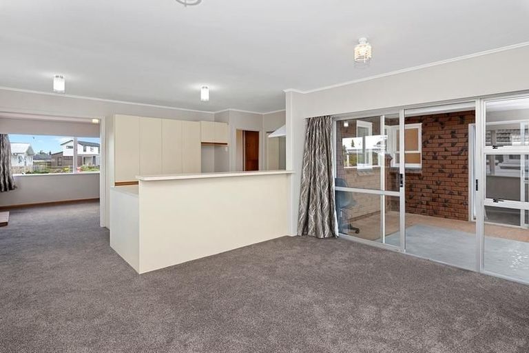 Photo of property in 27 Mackenzie Street, Te Atatu South, Auckland, 0610