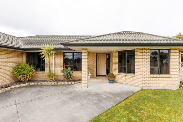 Photo of property in 2 Fernlea Avenue, Kelvin Grove, Palmerston North, 4414