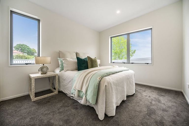 Photo of property in 2/128 Sunset Road, Unsworth Heights, Auckland, 0632