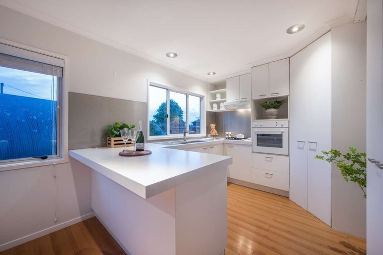Photo of property in 30a Colmar Road, Mellons Bay, Auckland, 2014