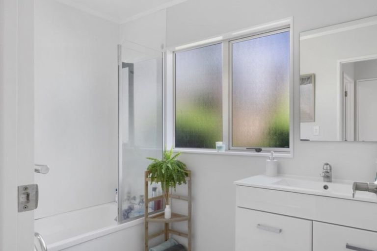 Photo of property in 2/7 Kopu Place, Clendon Park, Auckland, 2103