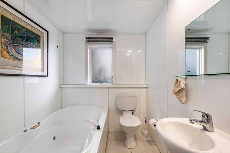 Photo of property in 2 Beacon Hill Road, Miramar, Wellington, 6022