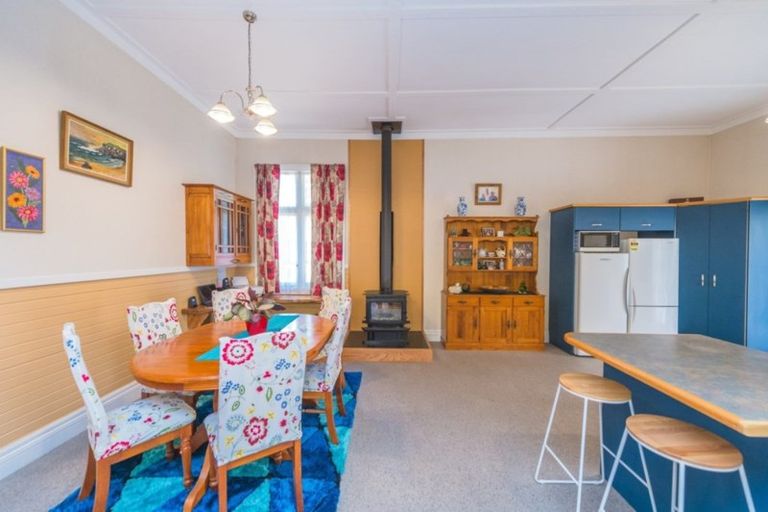 Photo of property in 21 Weraroa Road, Waverley, 4510