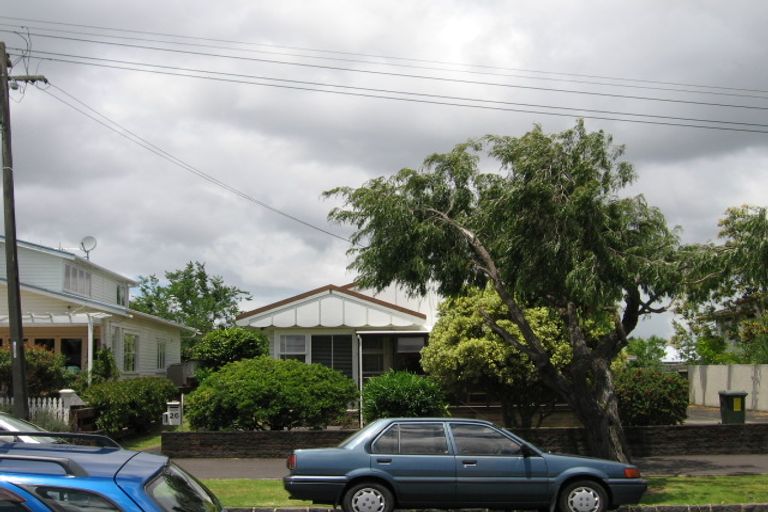 Photo of property in 26 Raymond Street, Point Chevalier, Auckland, 1022