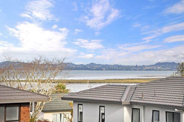 Photo of property in 1/16 Glucina Avenue, West Harbour, Auckland, 0618