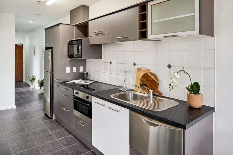 Photo of property in Atrium Towers, 8f/154 The Terrace, Wellington Central, Wellington, 6011