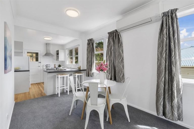 Photo of property in 36 Miles Crescent, Newlands, Wellington, 6037