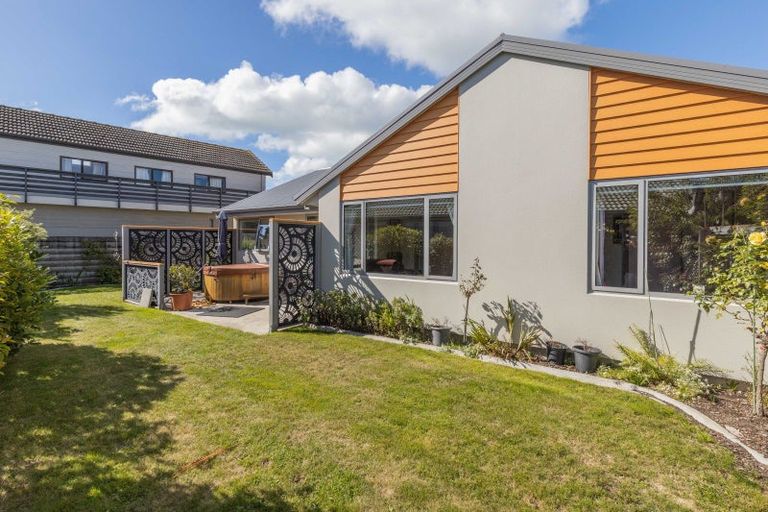 Photo of property in 2a Rue De La Mare, Parklands, Christchurch, 8083