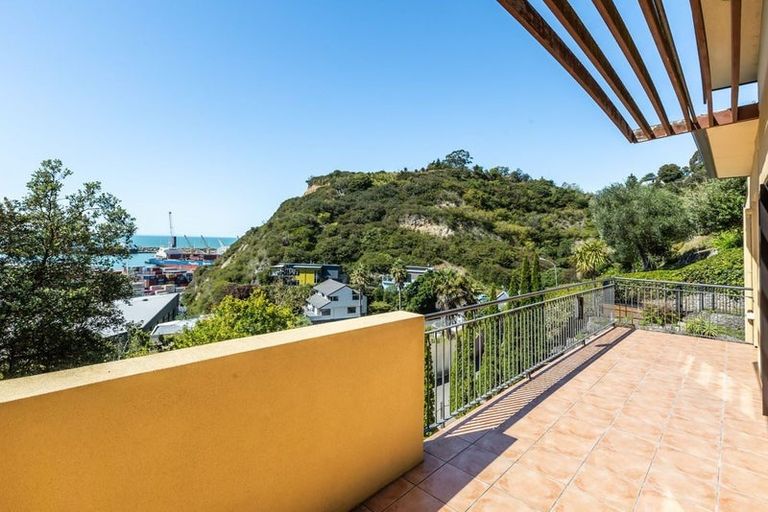 Photo of property in 4 Karaka Road, Bluff Hill, Napier, 4110