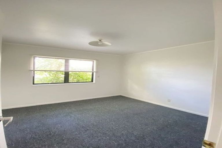 Photo of property in 28 Barker Rise, Northcross, Auckland, 0632