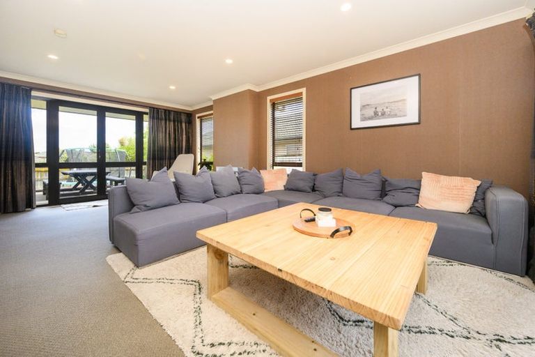 Photo of property in 19 Johnstone Drive, Fitzherbert, Palmerston North, 4410