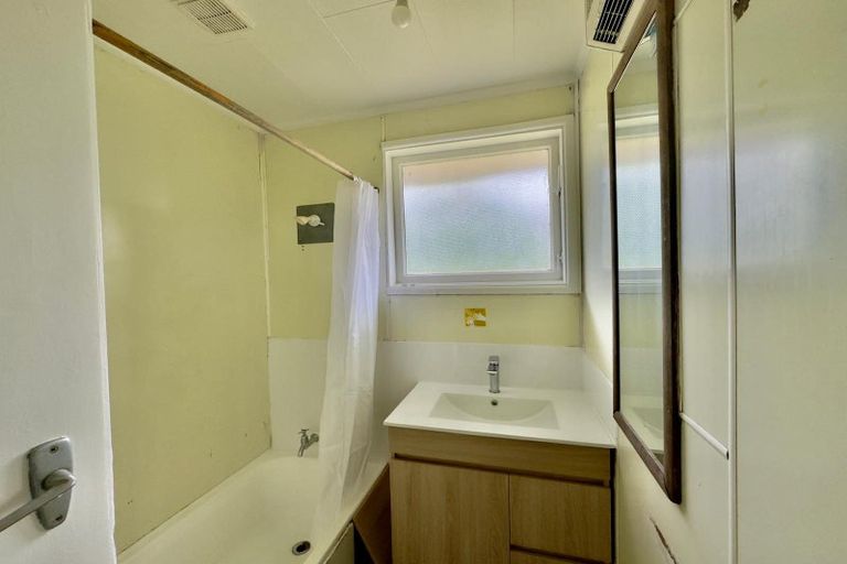 Photo of property in 17 Geoffrey Place, Mangere East, Auckland, 2024