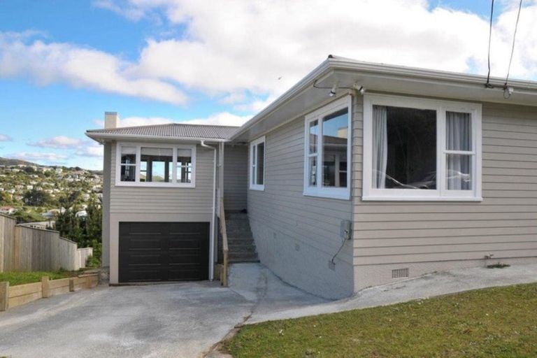 Photo of property in 48 Brooker Grove, Newlands, Wellington, 6037