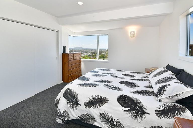 Photo of property in 2/9 Sunset Road, Totara Vale, Auckland, 0632