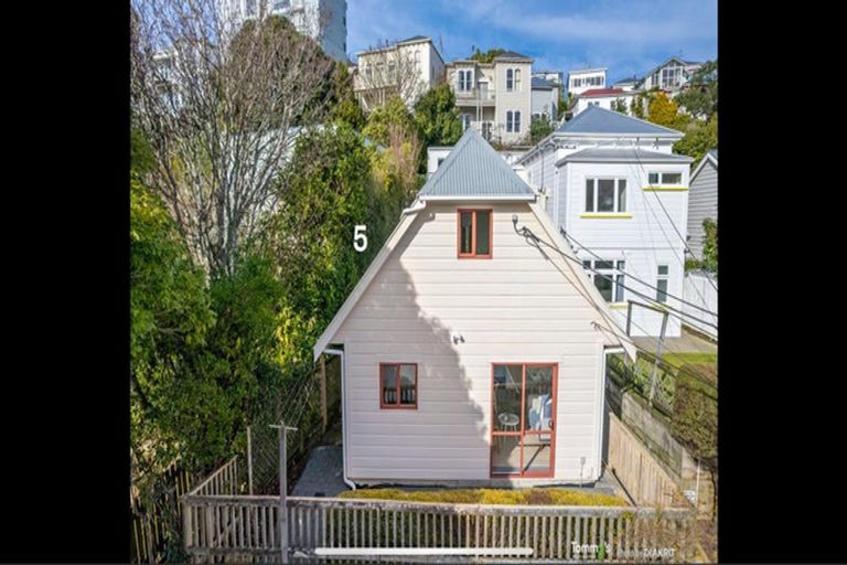 Photo of property in 8 Alameda Terrace, Aro Valley, Wellington, 6021