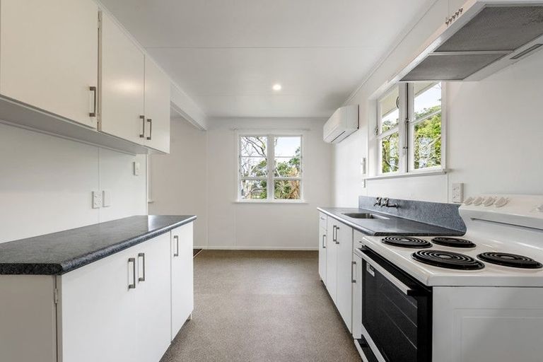 Photo of property in 98 Ruskin Road, Newlands, Wellington, 6037