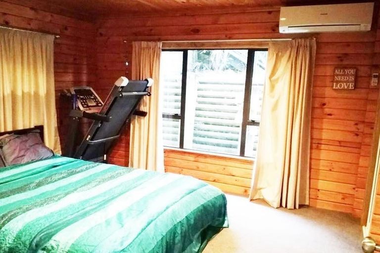 Photo of property in 554 Scenic Drive, Waiatarua, Auckland, 0612