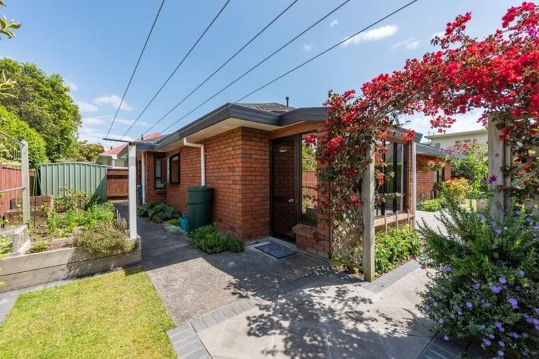 Photo of property in 2/10 Bellevue Road, Woburn, Lower Hutt, 5010