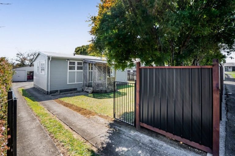 Photo of property in 33 Woodleigh Street, Frankleigh Park, New Plymouth, 4310