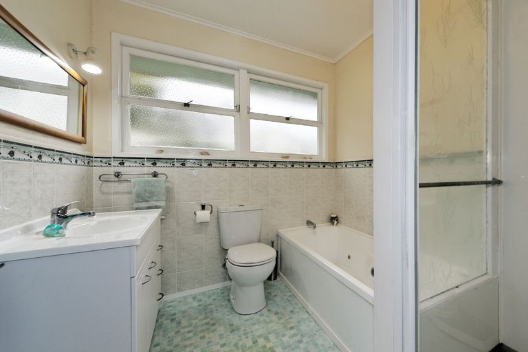 Photo of property in 2 Hilling Street, Titirangi, Auckland, 0604