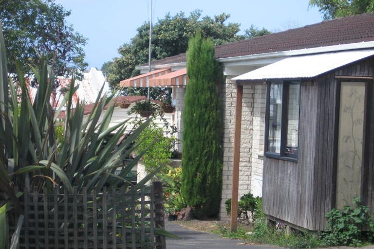 Photo of property in 1/15 Woodall Place, Totara Vale, Auckland, 0627