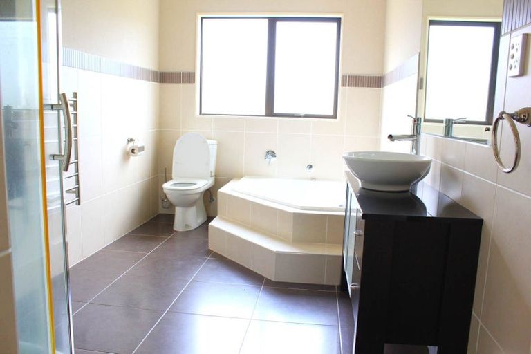 Photo of property in 5 Gibbston Crescent, Flat Bush, Auckland, 2016