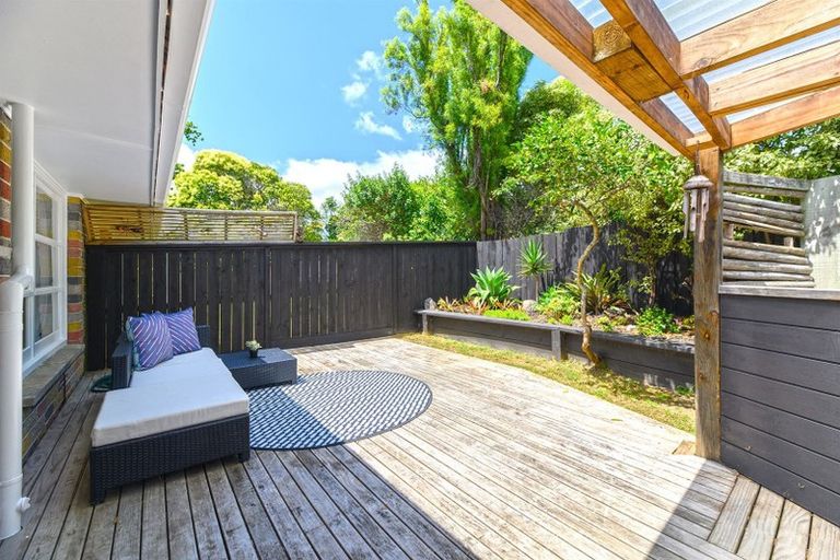 Photo of property in 2/11 Lenihan Street, Northcote, Auckland, 0627