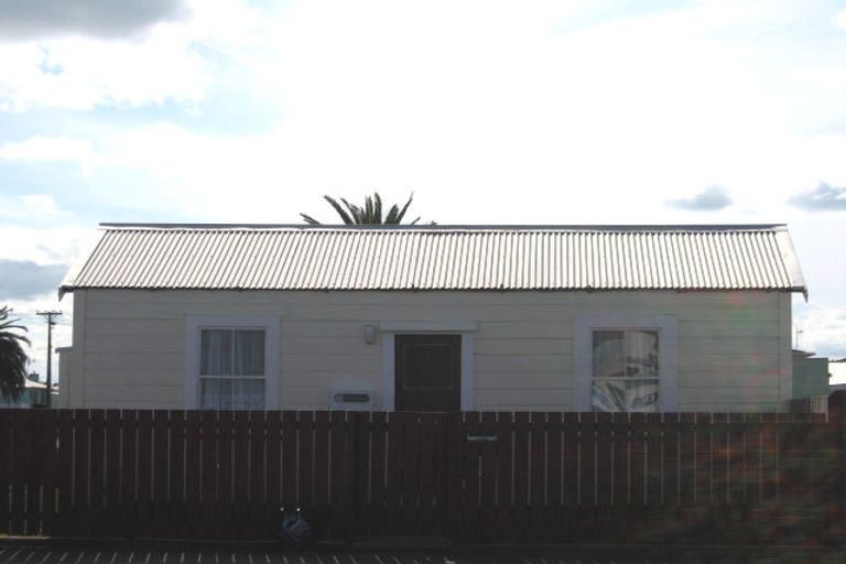 Photo of property in 2 Cross Street, Castlecliff, Whanganui, 4501