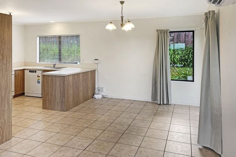 Photo of property in 9 Amery Place, West Harbour, Auckland, 0618