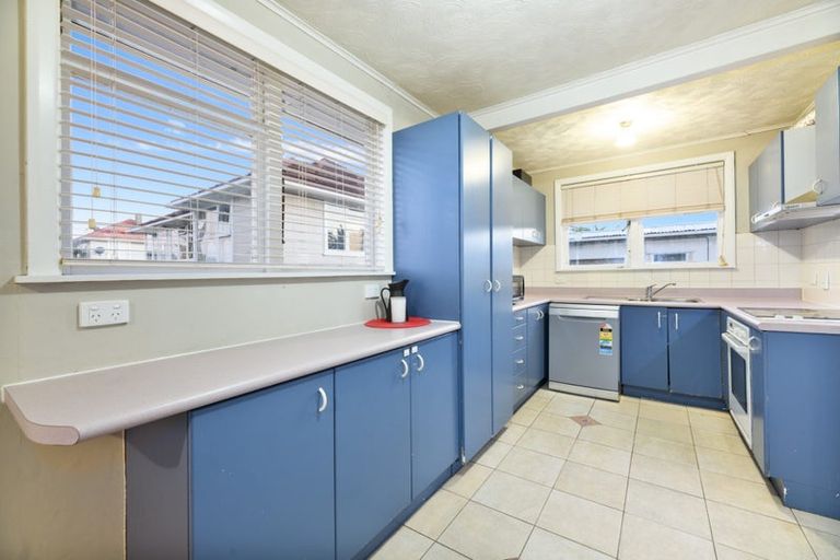 Photo of property in 82 Kelman Road, Kelston, Auckland, 0602