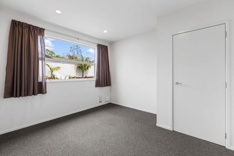 Photo of property in 10e Long Place, Frankleigh Park, New Plymouth, 4310