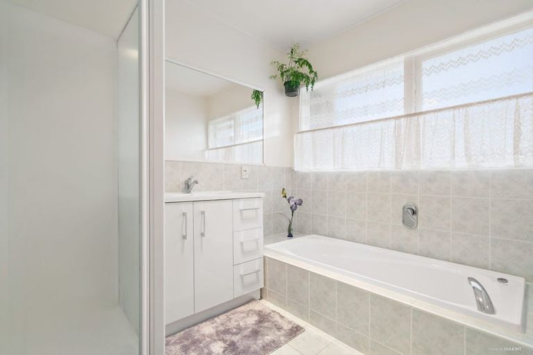 Photo of property in 49 Tupaki Place, Pakuranga Heights, Auckland, 2010