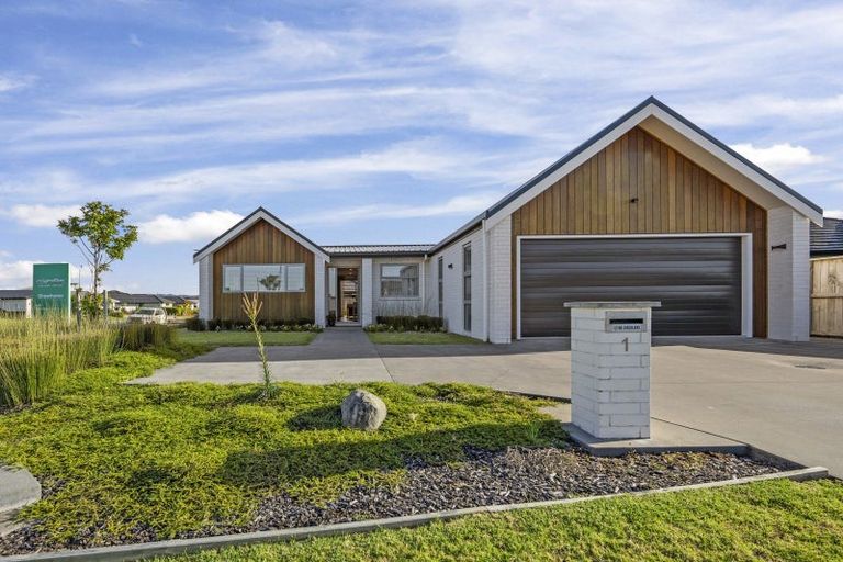 Photo of property in 1 Kaurinui Crescent, One Tree Point, 0118