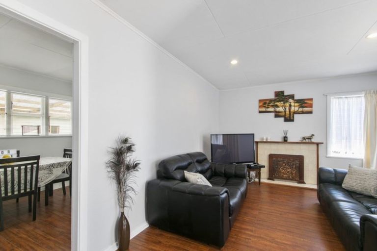 Photo of property in 33 Westminster Road, Wainuiomata, Lower Hutt, 5014