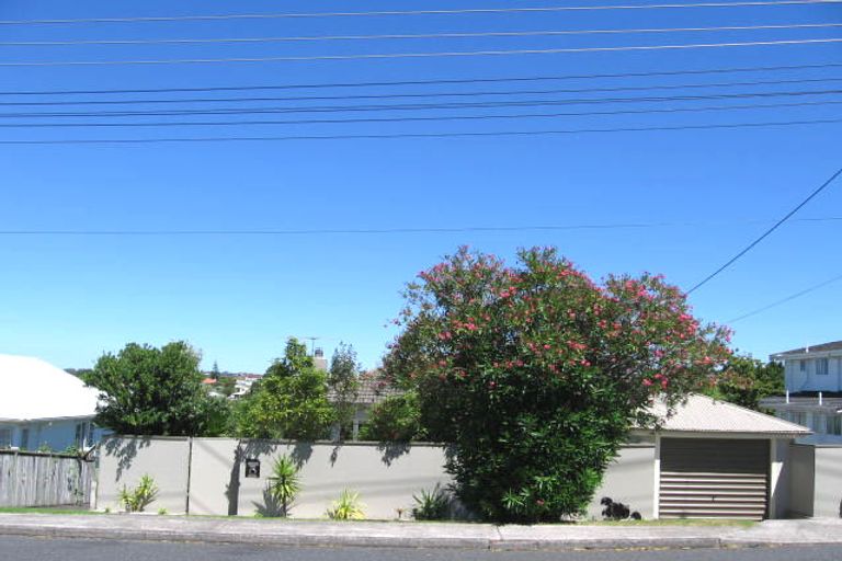 Photo of property in 1/26 Dallinghoe Crescent, Milford, Auckland, 0620