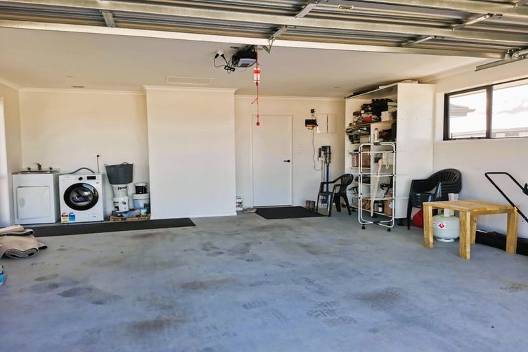 Photo of property in 12 Te Taniwha Road, One Tree Point, 0118