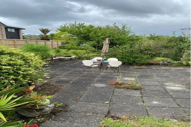 Photo of property in 135 View Road, Sunnyvale, Auckland, 0612