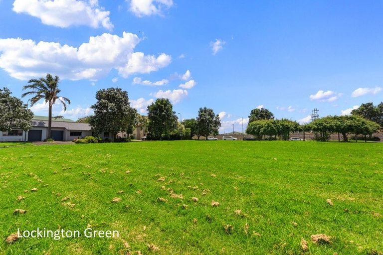 Photo of property in 1 Neta Grove, Henderson, Auckland, 0612
