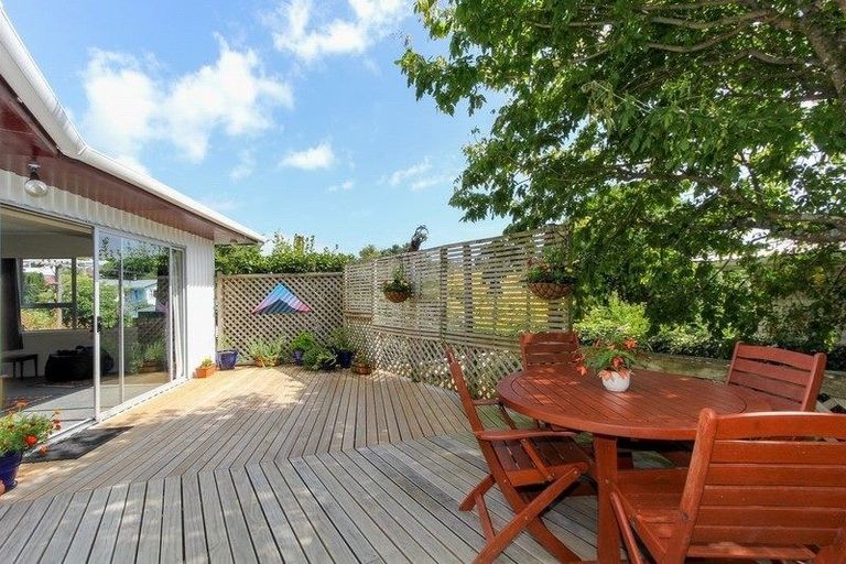 Photo of property in 27 Beaumont Crescent, Frankleigh Park, New Plymouth, 4310