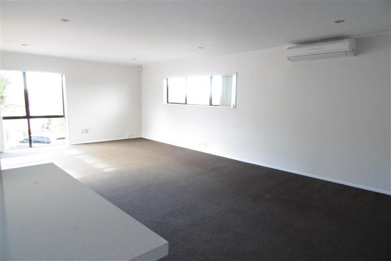 Photo of property in 1/31 Tetrarch Place, Totara Vale, Auckland, 0629