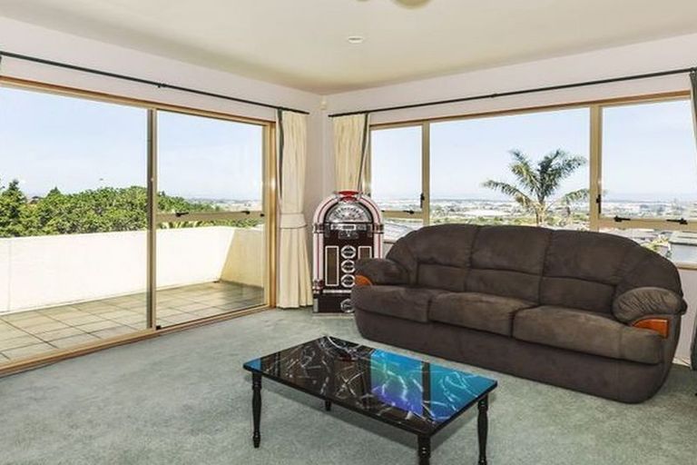 Photo of property in 53 Ribbonwood Crescent, Goodwood Heights, Auckland, 2105