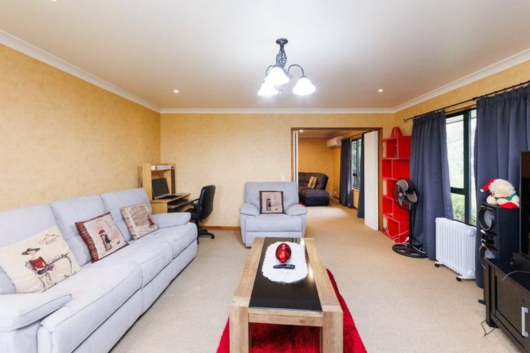 Photo of property in 2 Fernlea Avenue, Kelvin Grove, Palmerston North, 4414