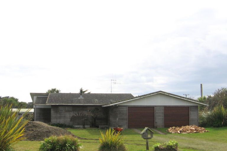 Photo of property in 1 Dewe Terrace, Foxton Beach, Foxton, 4815